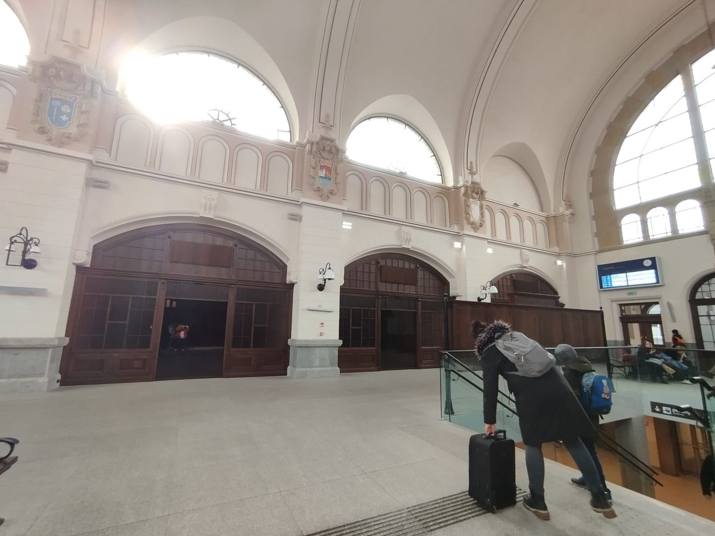 Zarówno w hali głównej dworca, jak i w przejściach podziemnych ciągną się pozamykane pomieszczenia przeznaczone pod wynajem