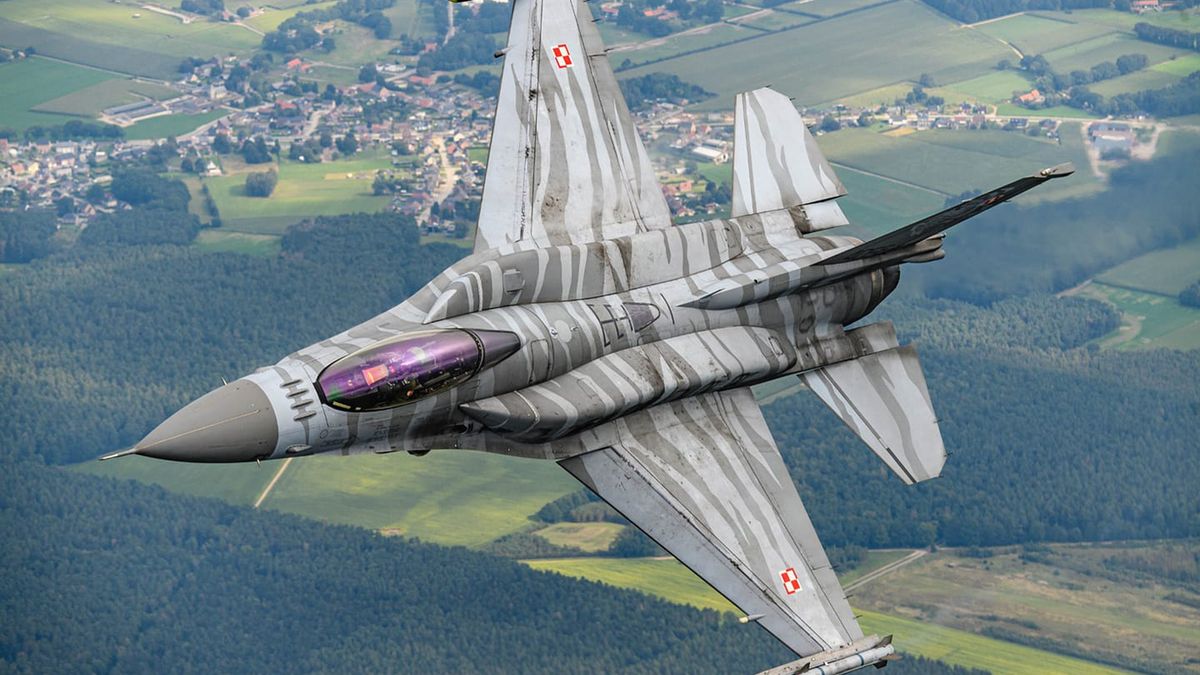 Samolot F-16 Tiger Demo Team Poland ze specjalnym malowaniem