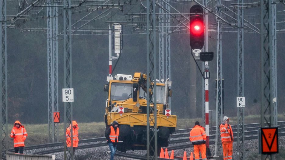 Uszkodzone tory przy stacji PKP Mika