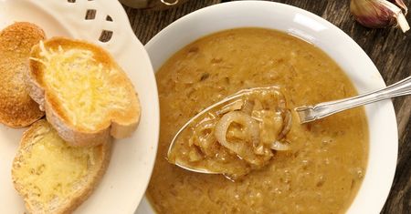 Francuska zupa zyskuje na popularności w Polsce. Bardzo nam posmakowała