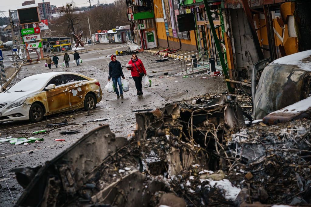UKRAINE RUSSIA CRISISIRPIN, UKRAINE -- MARCH 1, 2022: Residents carrying supplies walk back from the direction of Bucha, amid the debris of battle with Russian forces, on the outskirts of Irpin, Ukraine, Tuesday, March 1, 2022. (MARCUS YAM / LOS ANGELES TIMES)Marcus Yamrussian, united states, separatist region, escalation, donbas, buildup, ukrainian, irpin, america, tension, troop, joe biden, vladimir v. putin, standoff, volodymyr zelensky, border, ukr