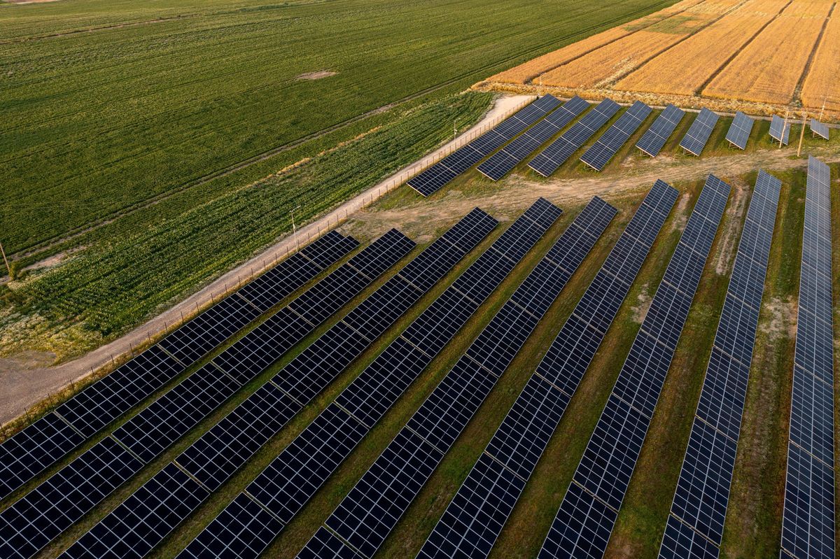 zielona energia, transformacja energetyczna, energia sloneczna, elektrownia wiatrowa Niemożliwe staje się faktem. Paliwa kopalne dają Europie mniej prądu niż wiatr i słońce