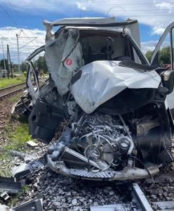 Wypadek na przejeździe w Dąbrowie Górniczej. Pociąg uderzył w samochód dostawczy