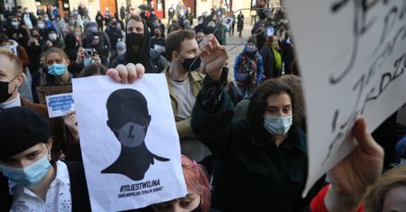 Strajk kobiet. Co oznacza znak błyskawicy?