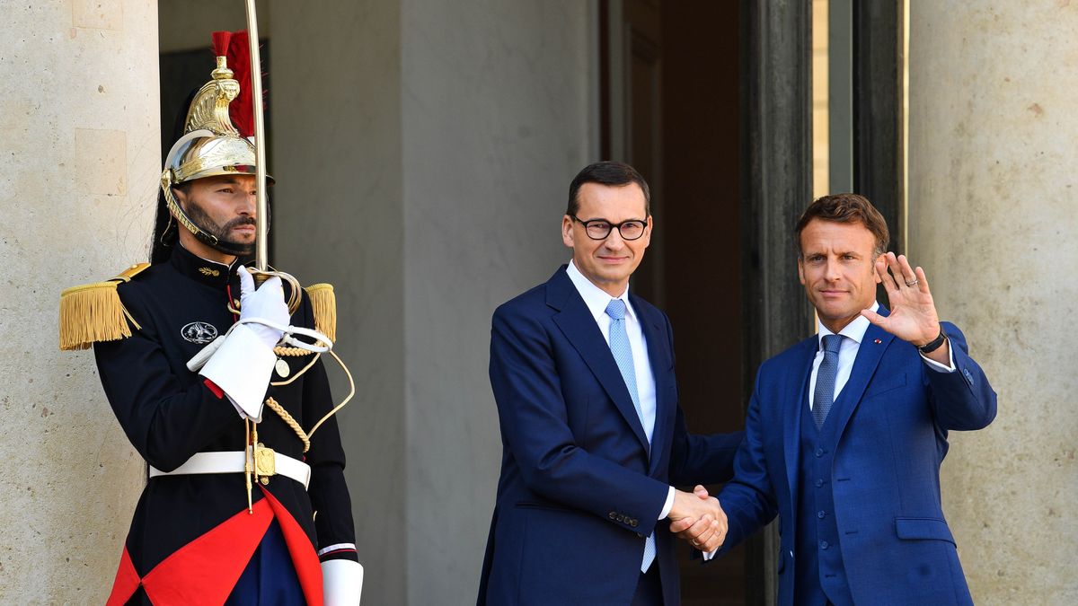 Paryż, Francja, 29.08.2022. Premier RP Mateusz Morawiecki (2L) i prezydent Francji Emmanuel Macron (P) podczas spotkania, 29 bm. w Paryżu. Głównym tematem rozmowy polskiego premiera z francuskim prezydentem były relacje dwustronne oraz najważniejsze kwestie z agendy europejskiej. (sko) PAP/Radek Pietruszka