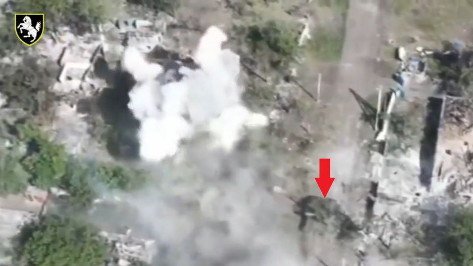 Ukraiński czołg T-64 strzelający do budynku zajmowanego przez Rosjan.
