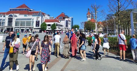 Tłumy na Monciaku w majówkę. "Nie wiem, dlaczego ludzie wybrali Sopot"