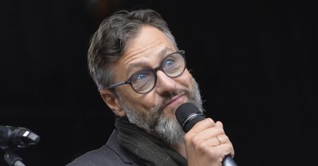 Szymon Majewski przemyka za kulisami gali Grand Press z żoną u boku. Są małżeństwem już od niemal 30 LAT (ZDJĘCIA)