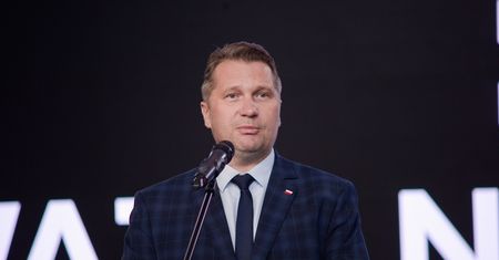 Czarnek odleciał na konferencji. Szybka odpowiedź. "Trzech buców"