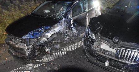 Groźny wypadek w Wielkopolsce. BMW zjechało na przeciwległy pas ruchu