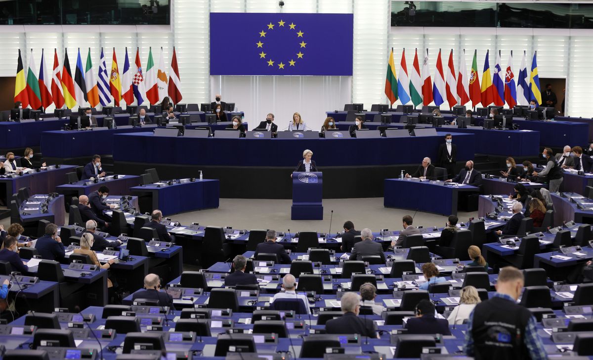 European Commission President Ursula von der Leyen delivers a speech during a debate at the European Parliament in Strasbourg, France, 06 April 2022. The European Parliament on 06 April will review the results of the European Council held on 24 and 25 March, focusing on the latest developments of the war in Ukraine and the EU sanctions against Russia. EPA/RONALD WITTEK Dostawca: PAP/EPA.