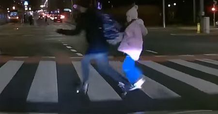 Pociągnęła za sobą dziecko. Przerażające nagranie z Poznania