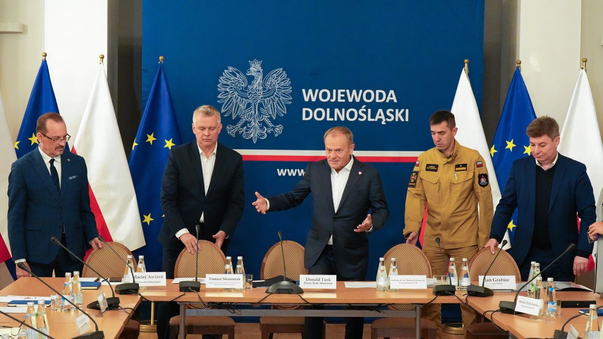 Donald Tusk na Slasku w zwiazku z zagrozeniem powodziowym
13.09.2024 Wroclaw , Dolnoslaski Urzad Wojewodzki . Premier Donald Tusk (c) , minister spraw wewnetrznych i administracji, koordynator sluzb specjalnych Tomasz Siemoniak (2l) , wojewoda dolnoslaski Maciej Awizen (l) , komendant glowny Panstwowej Strazy Pozarnej nadbryg. Mariusz Feltynowski (2p) i szef KPRM Jan Grabiec (p) podczas odprawy ze sluzbami w zwiazku z zagrozeniem powodziowym .
Fot . Tomasz Pietrzyk / Agencja Wyborcza.pl
Fot. Tomasz Pietrzyk / Agencja Wyborcza.pl
premier donald tusk, dolny slask wizyta premiera, duw, dolnoslaski urzad wojewodzki, zagrozenie, powodzie, /FR/