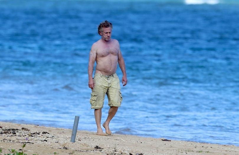 Sean Penn spaceruje po plaży z szefem Twittera i izraelskim finansistą