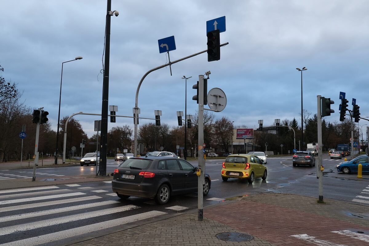 Sygnalizator spadł ze słupa na skrzyżowaniu al. Spółdzielczości Pracy i al. Andersa