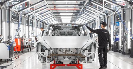 Niemiecka fabryka Tesli z problemami. A Musk znów obiecuje