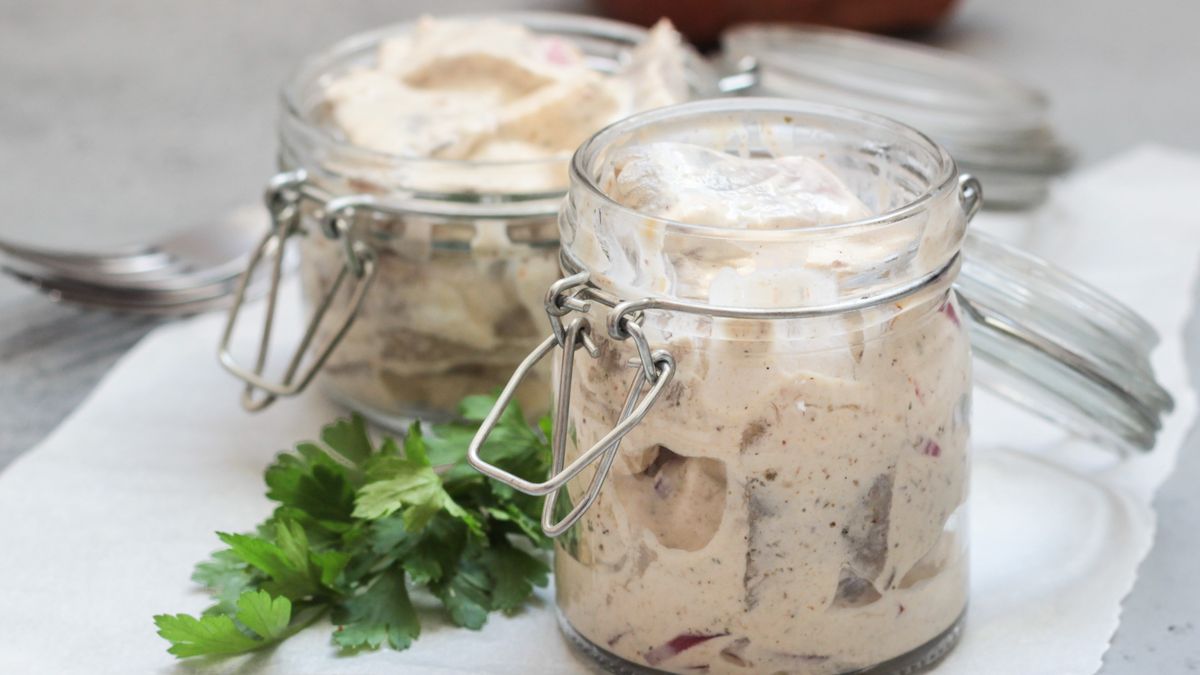 Sałatka śledziowa ze słoika to pomysł na Wszystkich Świętych