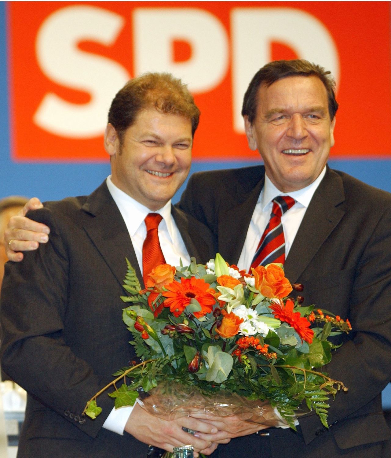 Olaf Scholz z Gerhardem Schroederem w 2002. Przyszły kanclerz został wtedy sekretarzem generalnym SPD