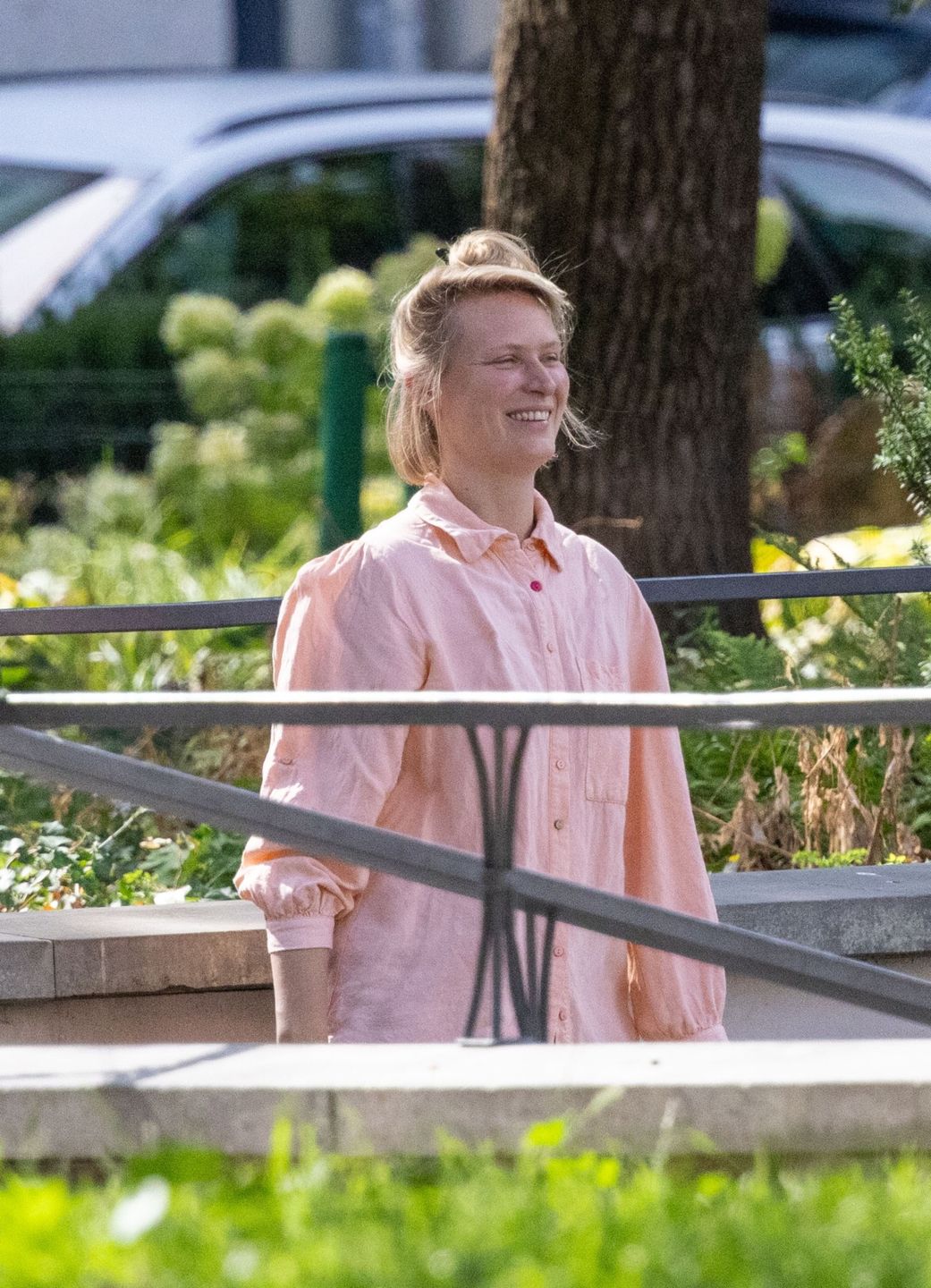 Agnieszka Żulewska bawi się z synem w parku