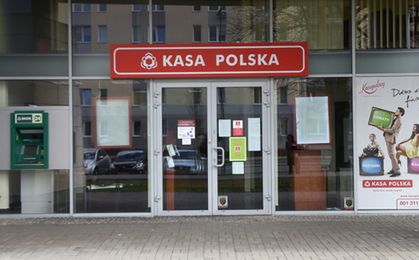 ZUS zawiesił przelewy do SKOK "Polska". Emeryci muszą podać nowy numer konta