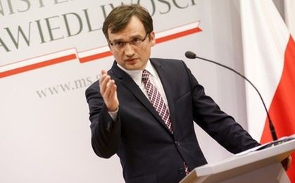 Minister Ziobro ostrzega komorników: Za zajęcie pieniędzy z programu 500+ grożą kary