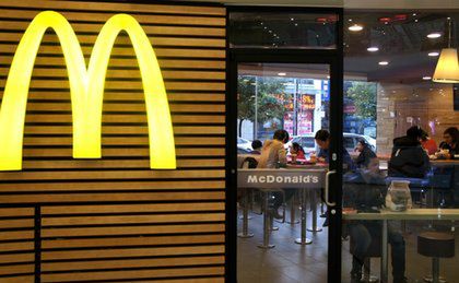 "Tego nie jedz w McDonald's". Pracownicy ostrzegają na forum, firma odpowiada