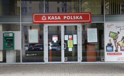 ZUS zawiesił przelewy do SKOK "Polska". Emeryci muszą podać nowy numer konta