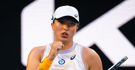 Iga Świątek wygrała z niemiecką tenisistką Jule Niemeier i awansowała do 2. rundy wielkoszlemowego Australian Open.