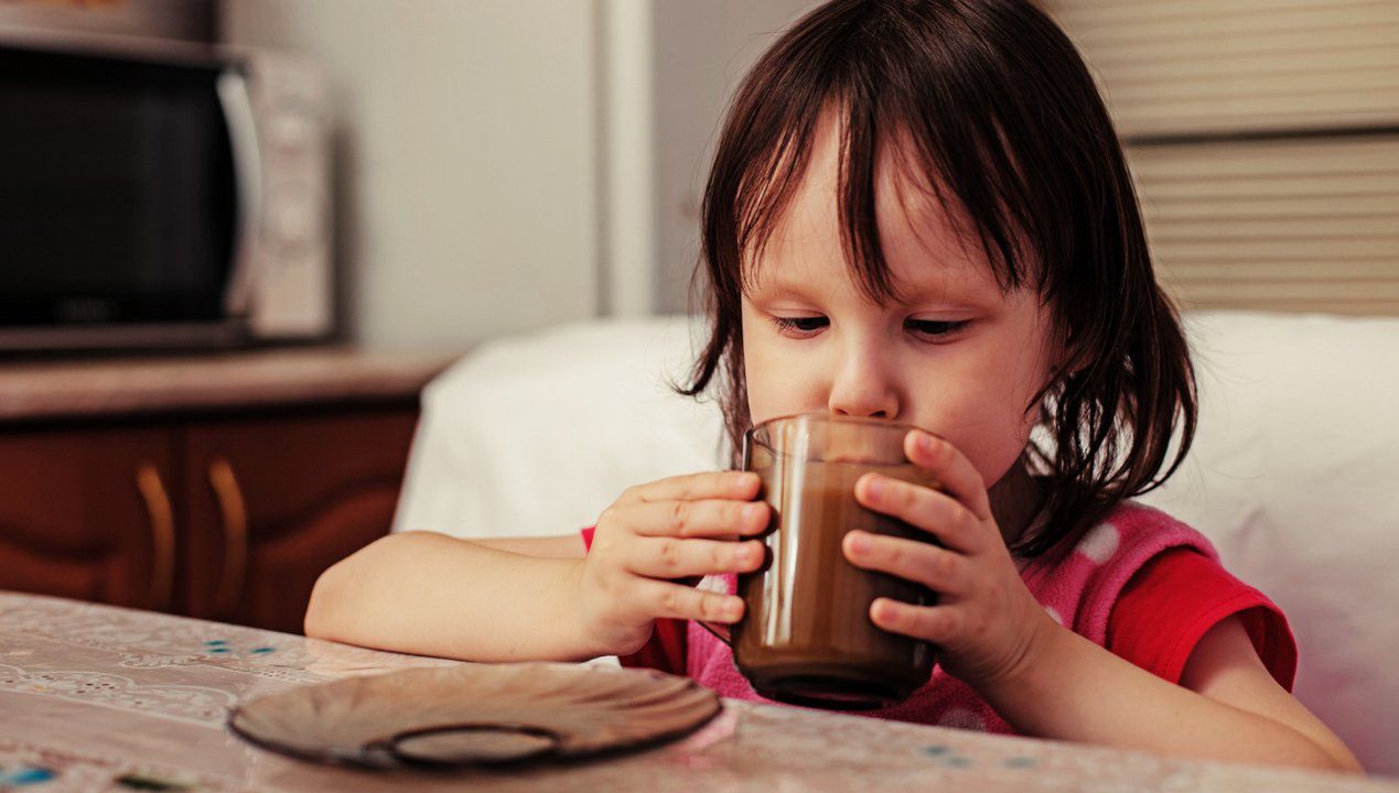 Dziecko popija ci kawę z filiżanki? Lepiej szybko ogranicz ten proceder