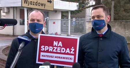 Posłowie KO wbili tablicę “Na sprzedaż – Mateusz Morawiecki” przed bazą paliwową Orlenu. Mówią o największej prywatyzacji ostatnich 20 lat