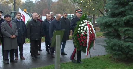 Przedstawiciele opozycji złożyli pod pomnikami Ojców Niepodległości
