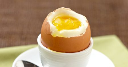 Jak uratować niedogotowane jajko na miękko? Wszystko co potrzebne masz już w kuchni