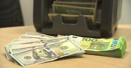 “Słaby złoty jest czerwoną lampką”. Polska waluta najsłabsza od lat