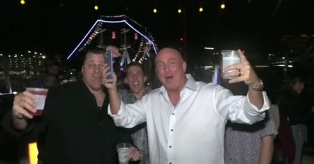 Kibice lekceważą zalecenia i  tłumnie wychodzą na ulice przed Super Bowl