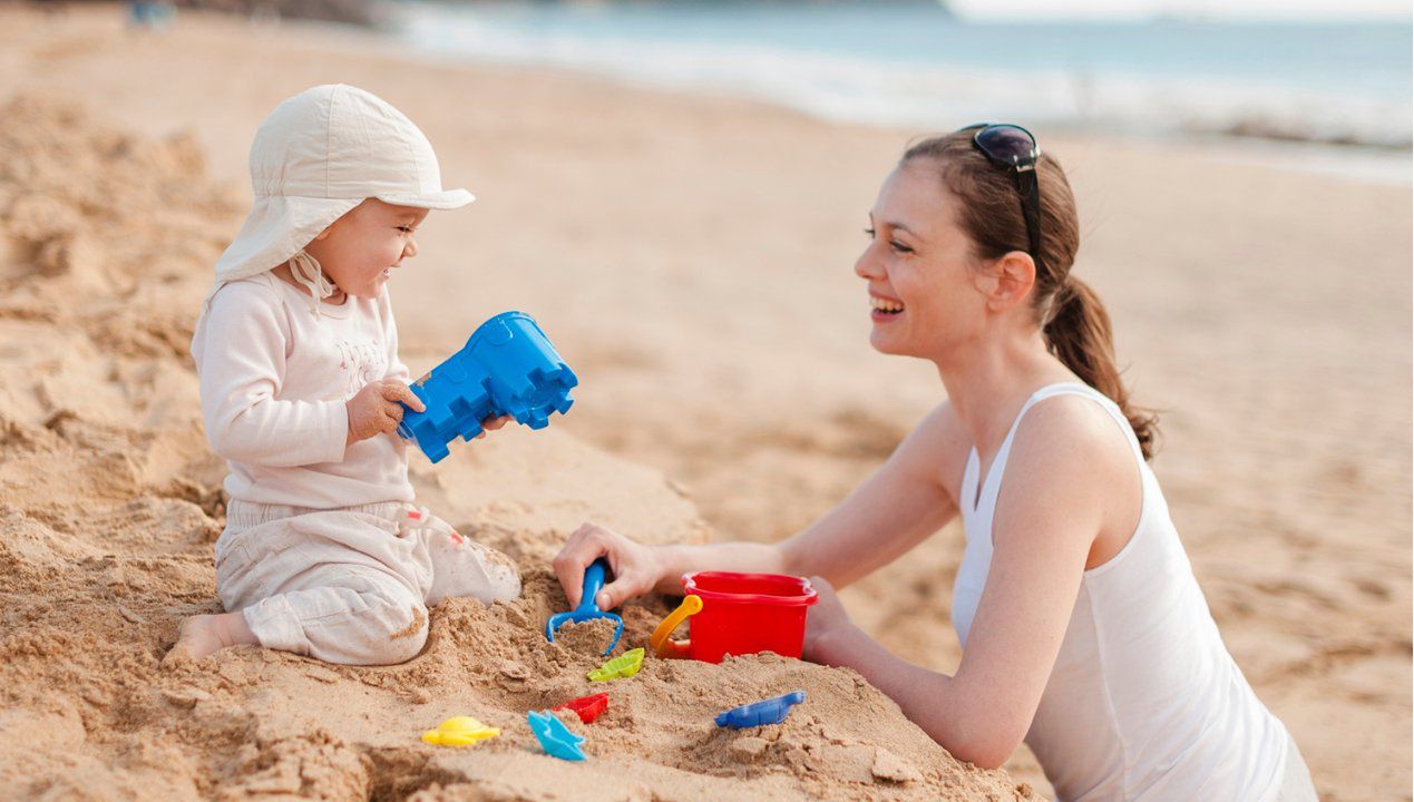 Nie tylko wiaderka i łopatki. Na plażę dla malucha zabieram całkiem inne zabawki