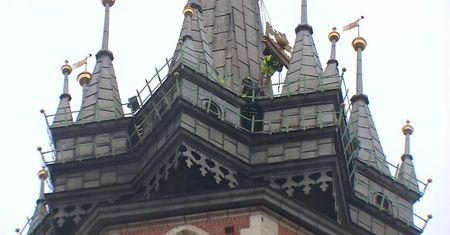 Alpiniści zdemontowali ośmioelementową koronę ze szczytu Bazyliki Mariackiej. Element zostanie zbadany i odnowiony