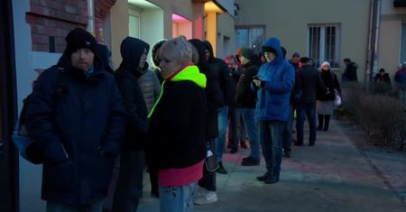 Tłusty czwartek w Warszawie. W kolejce po pączki stanęli przed świtem