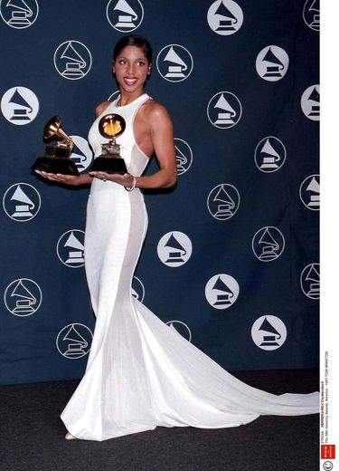 Toni Braxton w kreacji Richard Tyler - Grammy 1997, najgłośniejsze stylizacje wszech czasów