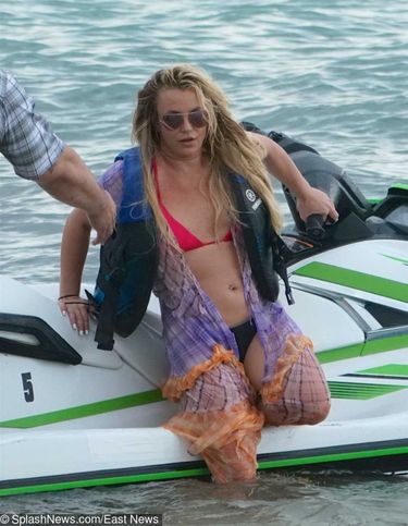 Britney Spears szaleje na skuterze wodnym. Czy przytyła?