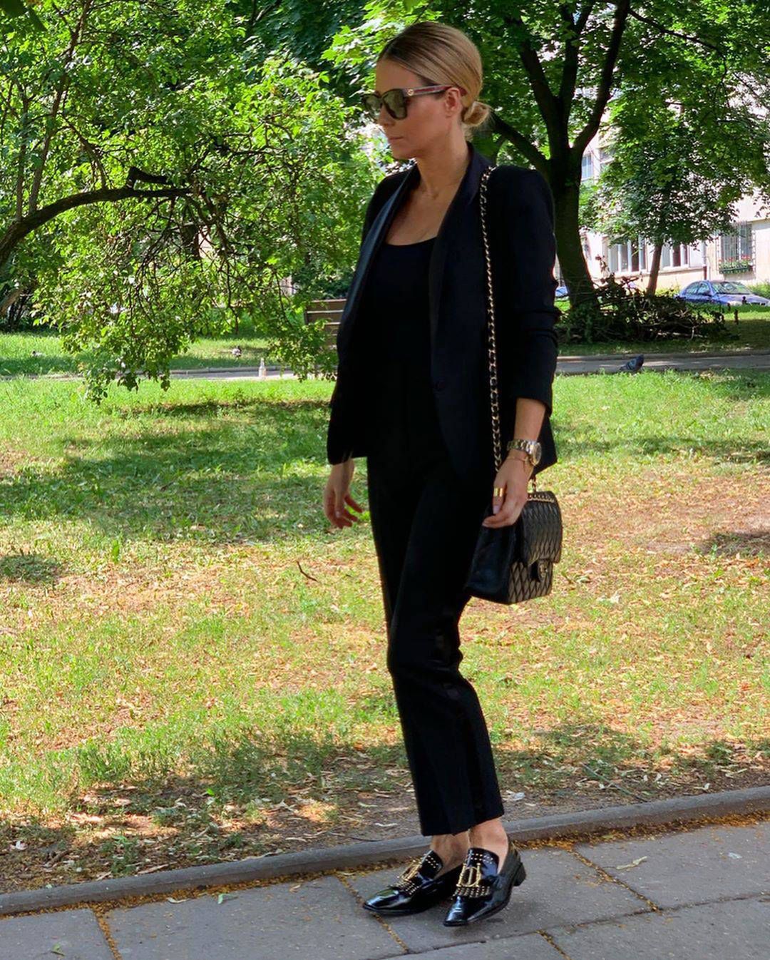Małgorzata Rozenek w czarnej stylizacji z torebką Chanel