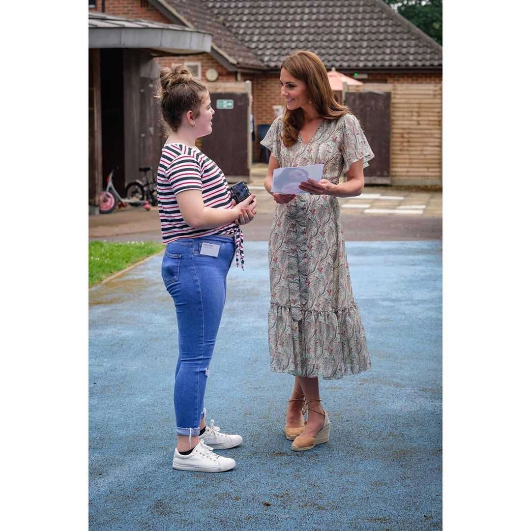 Księżna Kate w letniej sukience podczas warsztatów fotograficznych