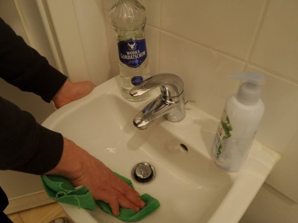 Dzięki bohaterowi dzisiejszego wpisu wyczyścić również krany, umywalki, szkło i porcelanę. Pozbędziesz się nie tylko osadu, ale też nie będziesz musiał martwić się o smugi. Wszystko będzie lśnić czystością.