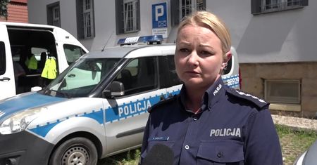 Ciężko ranna kobieta leży na jezdni, kierowcy nie wysiadają. “To zachowanie będzie przedmiotem śledztwa”