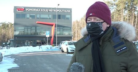 Zasłabł na peronie. Uratowała go szybka pomoc pracowników kolei.