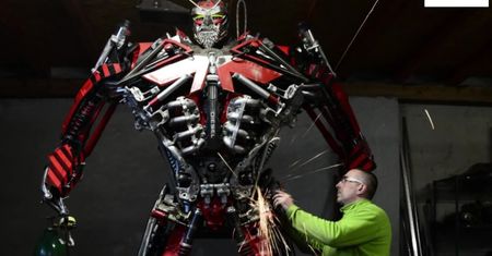 Polak buduje niezwykłe roboty… ze śmieci.