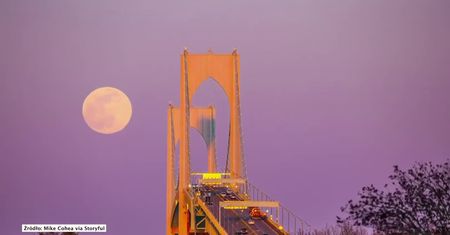 Pełnia księżyca nad mostem w Rhode Island.