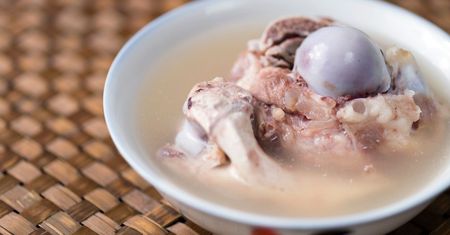 Dieta znanej aktorki wzbudza kontrowersje. Przez pół dnia pije tylko kawę i wywar z kości
