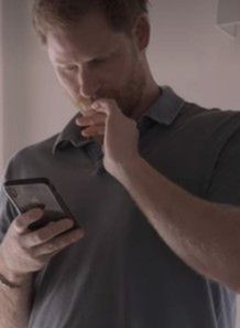 Książę Harry i jego popisy z telefonem komórkowym