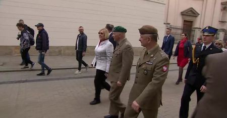 Defilada klas mundurowych z małopolską kurator na czele przeszła ulicami Krakowa