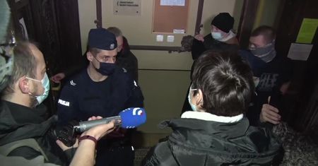 Likwidator w redakcji w asyście policji i ślusarza